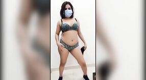 دیسی لڑکی رقص اور undresses کے لئے ایک پنجابی دھن میں اس باپ سے بھرا ویڈیو 1 کم از کم 20 سیکنڈ