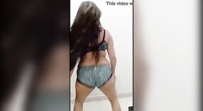 Desi kız dances ve undresses için bir Punjabi tune içinde bu buharlı video 1 dakika 40 saniyelik