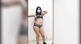 دیسی لڑکی رقص اور undresses کے لئے ایک پنجابی دھن میں اس باپ سے بھرا ویڈیو 1 کم از کم 00 سیکنڈ