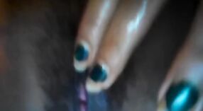 Une Indienne chaude XXX se fait plaisir avec ses doigts devant la caméra 2 minute 20 sec