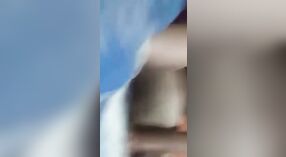 Das MMS-Video des indischen Paares zeigt eine junge Frau, die bereitwillig zwei Schwänze annimmt 0 min 0 s