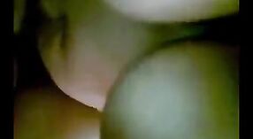 Mujer india madura disfruta de un trío humeante con su amiga en este video porno 0 mín. 50 sec