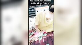 Desi vrouw gets ondeugend met hairbrush in anaal scène 0 min 50 sec