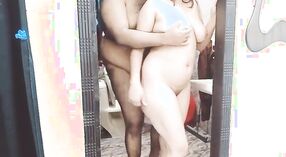Papá indio mira su XXX y tiene sexo anal con ella en la ducha 4 mín. 20 sec