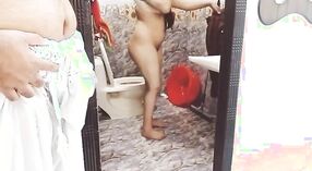 Papá indio mira su XXX y tiene sexo anal con ella en la ducha 0 mín. 0 sec