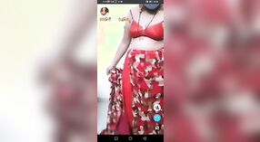 Indiase Huisvrouw wordt betrapt op strippen op live cam 1 min 30 sec