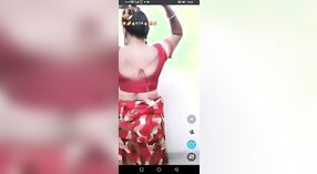 Indiase Huisvrouw wordt betrapt op strippen op live cam 0 min 30 sec