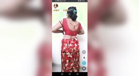 Indiase Huisvrouw wordt betrapt op strippen op live cam 0 min 40 sec