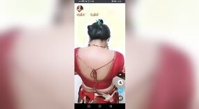 Indiase Huisvrouw wordt betrapt op strippen op live cam 0 min 50 sec