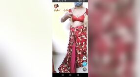 Indiase Huisvrouw wordt betrapt op strippen op live cam 1 min 00 sec