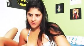 Gadis perguruan tinggi Desi dengan payudara besar dan payudara alami turun dan kotor dalam video buatan sendiri 1 min 20 sec
