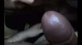 Tante Indiase tante geeft een deepthroat blowjob en slikt sperma in desi schandaal video 1 min 40 sec