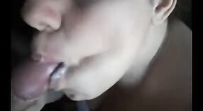 Tante Indiase tante geeft een deepthroat blowjob en slikt sperma in desi schandaal video 3 min 20 sec
