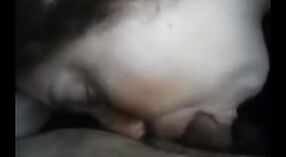 Tante Indiase tante geeft een deepthroat blowjob en slikt sperma in desi schandaal video 0 min 0 sec