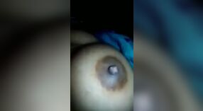 Remaja India dengan strip vagina yang dicukur dan mengambil foto narsis di video ini 0 min 0 sec