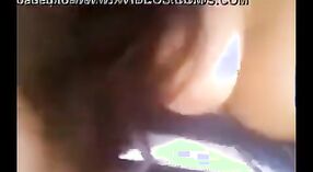 Amatör Hintli kız Tricia arabada deepthroat oral seks verir 1 dakika 50 saniyelik