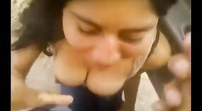 Amateur Indiase meisje Tricia geeft een deepthroat pijpbeurt in de auto 3 min 00 sec