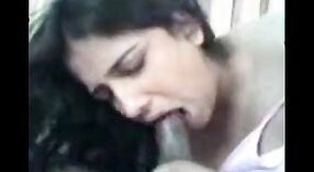 Die indische Freundin Madrasi gibt ihrem Freund einen sinnlichen Blowjob, bevor sie ihn im Cowgirl reitet 1 min 30 s