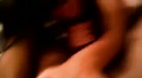 काकू तोंडी लैंगिक संबंधात गुंतते आणि तिच्या प्रियकराची कम गिळते एका गरम चित्रपटात 3 मिन 00 सेकंद