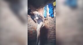 Desi Mädchen zeigt ihren üppigen Körper in einer Nacktbadszene 2 min 00 s