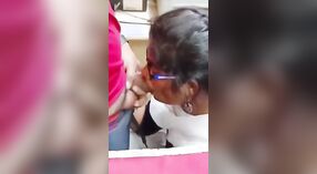 Eine beschäftigte indische Freundin gibt in diesem dampfenden Video ihren ersten Blowjob 0 min 0 s