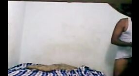 Reife indische Frau wird in einer versteckten cam-Szene geschlagen 6 min 20 s