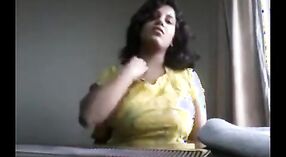 Chica universitaria de Pune con grandes tetas queda atrapada en un escandaloso video MMS 2 mín. 50 sec