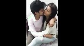 Desi mms vidéo mettant en vedette un couple d'étudiants passionnés se livrant à des baisers sensuels et à une activité sexuelle intense 2 minute 10 sec