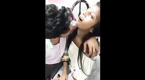Desi mms vidéo mettant en vedette un couple d'étudiants passionnés se livrant à des baisers sensuels et à une activité sexuelle intense 2 minute 50 sec