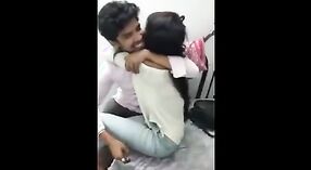 Desi mms vidéo mettant en vedette un couple d'étudiants passionnés se livrant à des baisers sensuels et à une activité sexuelle intense 3 minute 10 sec