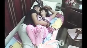 Indiase bhabhi Devar ' s verborgen webcam MMS Seks Schandaal gevangen op camera 3 min 40 sec