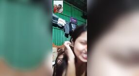 Si Rambut Coklat Girl Menehi Nuduhake Lengkap Ing Telpon Video 1 min 30 sec