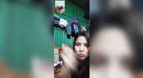 Si Rambut Coklat Girl Menehi Nuduhake Lengkap Ing Telpon Video 1 min 40 sec