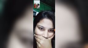 Si Rambut Coklat Girl Menehi Nuduhake Lengkap Ing Telpon Video 2 min 00 sec