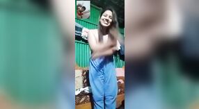 Si Rambut Coklat Girl Menehi Nuduhake Lengkap Ing Telpon Video 2 min 20 sec