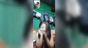 Si Rambut Coklat Girl Menehi Nuduhake Lengkap Ing Telpon Video 2 min 40 sec