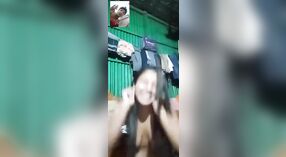 Si Rambut Coklat Girl Menehi Nuduhake Lengkap Ing Telpon Video 3 min 00 sec