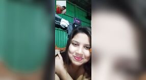 Si Rambut Coklat Girl Menehi Nuduhake Lengkap Ing Telpon Video 0 min 50 sec