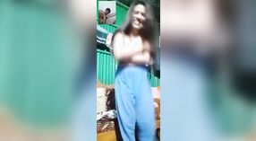 Seductive Desi vriendin geeft een volledige Show in Video-oproep 1 min 00 sec