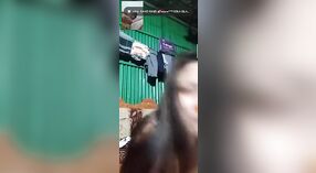 Si Rambut Coklat Girl Menehi Nuduhake Lengkap Ing Telpon Video 1 min 10 sec