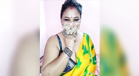 Дези Бхабхи в маске выставляет напоказ свою большую грудь и горячее тело 0 минута 0 сек