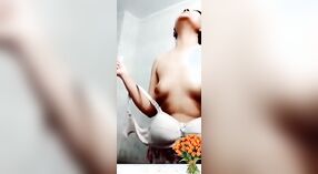 देसी एमएमएस व्हिडिओ: एक तरुण कुमारी तिच्या प्रियकराबरोबर लैंगिक संबंध ठेवण्यास उत्सुक आहे 2 मिन 20 सेकंद