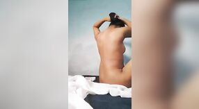 Desi chica de colegio muestra su coño caliente en un desnudo mms video 2 mín. 00 sec