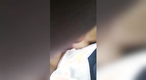 Desi chica de colegio muestra su coño caliente en un desnudo mms video 3 mín. 00 sec