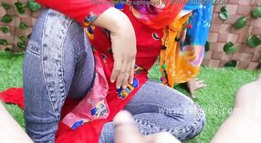 একটি মুখোশে দেশি খোকামনি তার বড় গোলাকার গাধা পার্কে ধাক্কা দেয় 2 মিন 50 সেকেন্ড