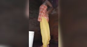Обнаженная индийская девушка выставляет напоказ свое сексуальное тело в этом видео с горячей ванной 5 минута 20 сек