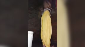 Naakt Indisch meisje pronkt met haar sexy lichaam in deze stomende bad video - 5 min 50 sec