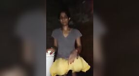 Chica india desnuda hace alarde de su cuerpo sexy en este video de baño de vapor 6 mín. 50 sec