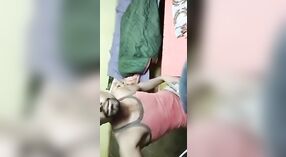 Indische Hottie und junger geiler Kerl betreiben leidenschaftlichen Paarsex 0 min 0 s