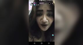 Indisches babe zeigt Ihre großen Brüste vor der live-cam 1 min 00 s